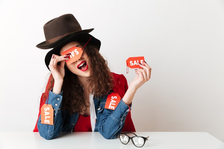 Foto gratuito segni d'uso di vendita della donna allegra di acquisto di vendita