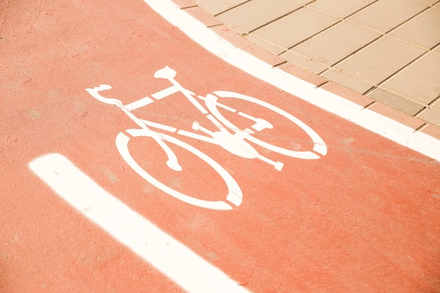 Segno di bici bianche sulla pista ciclabile