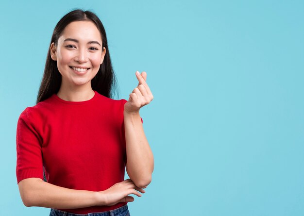 Segno di mostra femminile del cuore di vista frontale