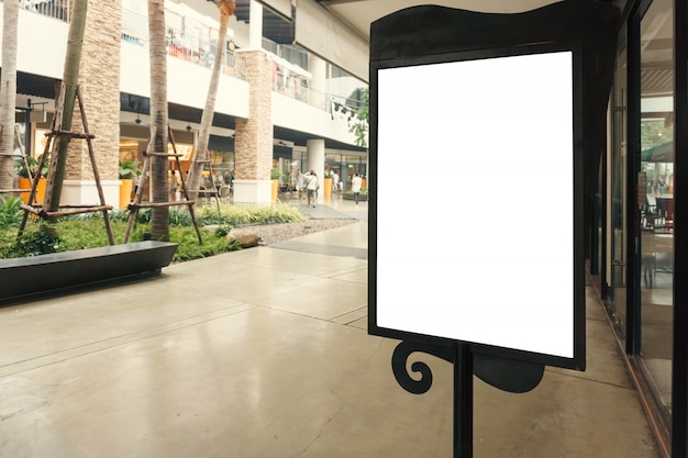 Segno in bianco con lo spazio della copia per il vostro messaggio di testo o derisione sul contenuto nel centro commerciale moderno.
