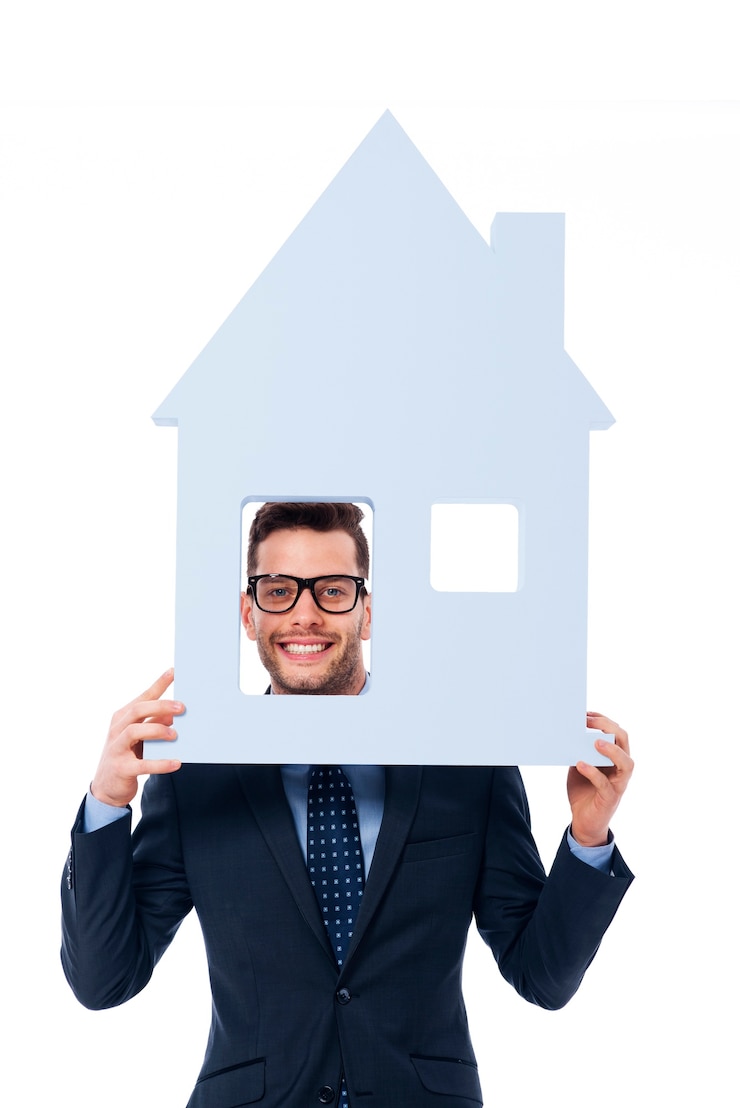 Foto gratuito segno sorridente della casa della holding dell'uomo d'affari