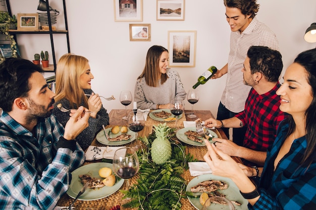 Sei amici che hanno una cena