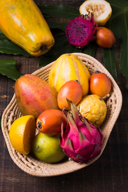 Selezione del primo piano di frutti tropicali