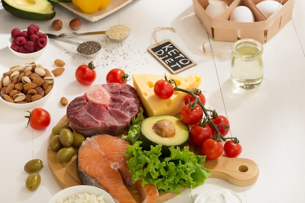 Selezione di alimenti dietetici chetogenici a basso contenuto di carboidrati