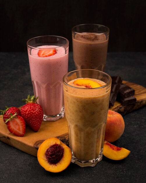 Selezione di tre bicchieri da milkshake con frutta e cioccolato