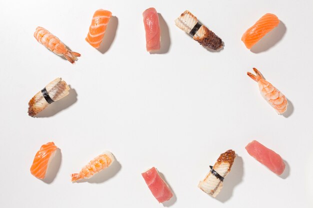 Selezione vista dall'alto di gustosi sushi con spazio di copia