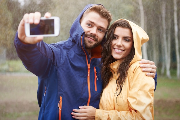 Selfie con la mia bellissima ragazza in una giornata piovosa