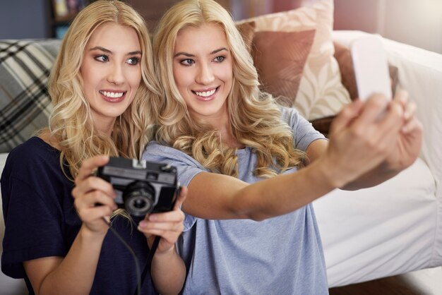 Selfie con la sorella gemella tramite telefono cellulare