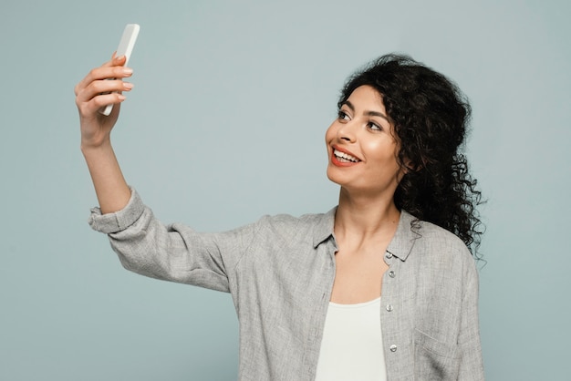 Selfie di conversazione della donna del colpo medio