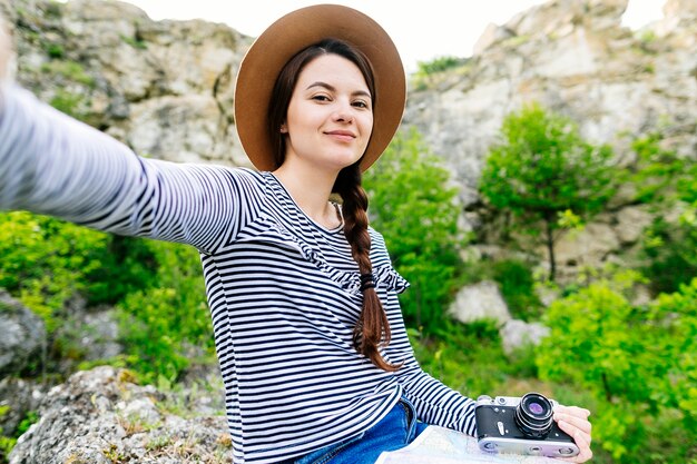 Selfie di donna in natura