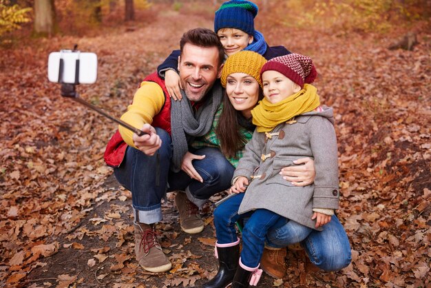 Selfie di famiglia dal viaggio alla foresta