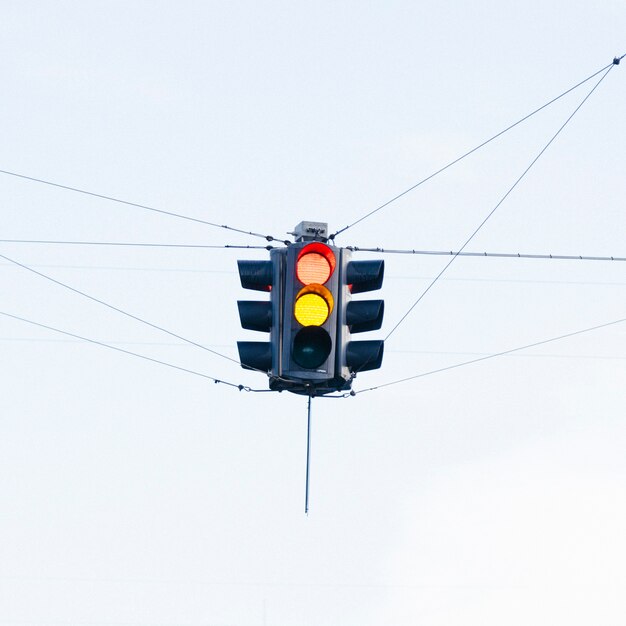 Semaforo colorato sull&#39;intersezione stradale