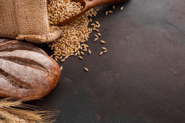 Semi di pane e grano in sacchetto di iuta