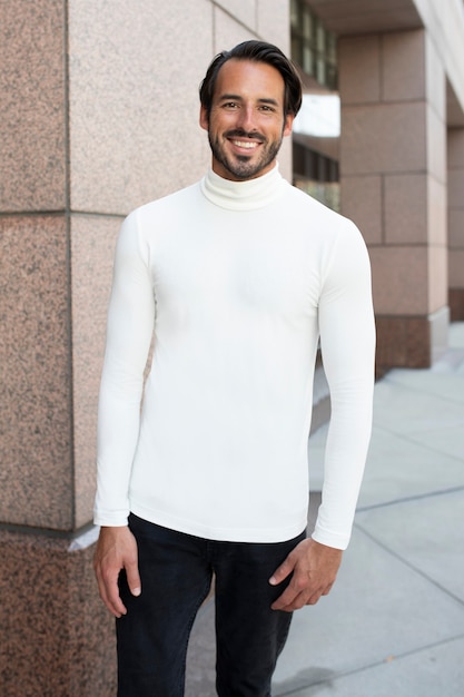 Semplice maglia bianca a collo alto street style moda uomo