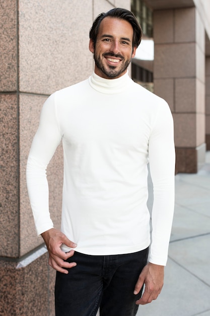 Semplice maglia bianca a collo alto street style moda uomo