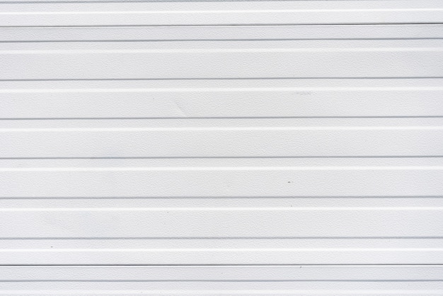 Semplice parete in pannelli di metallo bianco