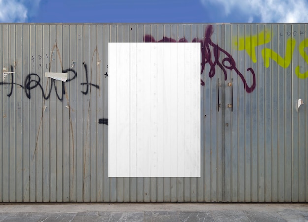 Semplice poster bianco su una recinzione metallica grunge