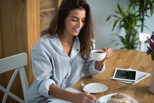 È sempre una gran lavoratrice, anche al mattino