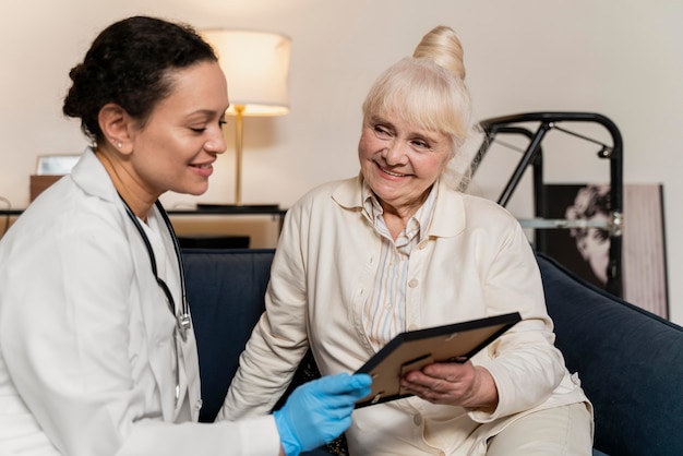 Senior donna che mostra al suo medico una foto in una cornice