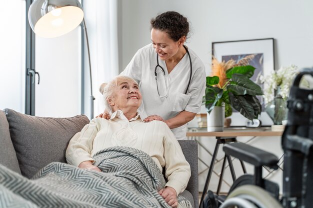 Senior donna che parla con il suo medico