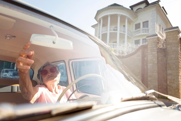 Senior donna che viaggia in auto