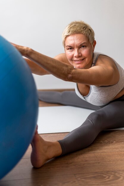 Senior donna con i capelli corti facendo fitness