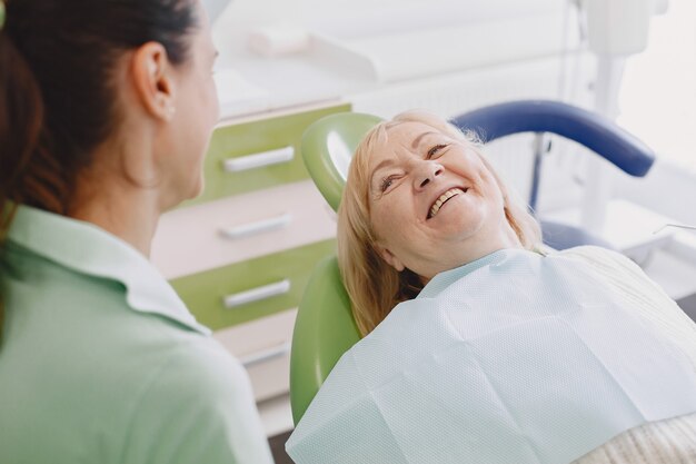 Senior donna con trattamento dentale presso l'ufficio del dentista. La donna è in cura per i denti