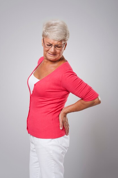 Senior donna con un enorme dolore alla schiena