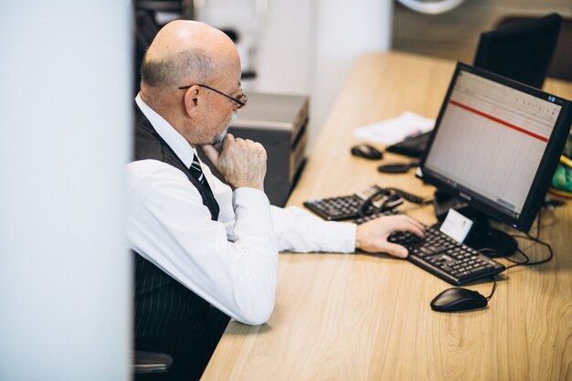 Senior manager presso l'ufficio che lavora su un computer