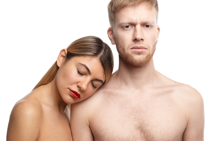 Foto gratuito sensuale coppia adulta appassionata in posa in topless: bel maschio con la barba lunga che guarda con espressione seria mentre donna bionda che tiene gli occhi chiusi e che riposa la testa sulla sua spalla