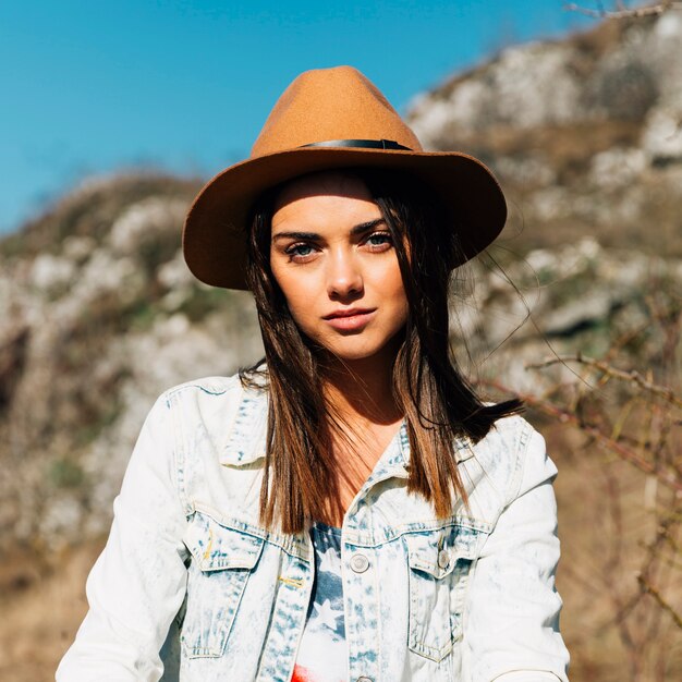 Sensuale donna adulta in cappello in natura