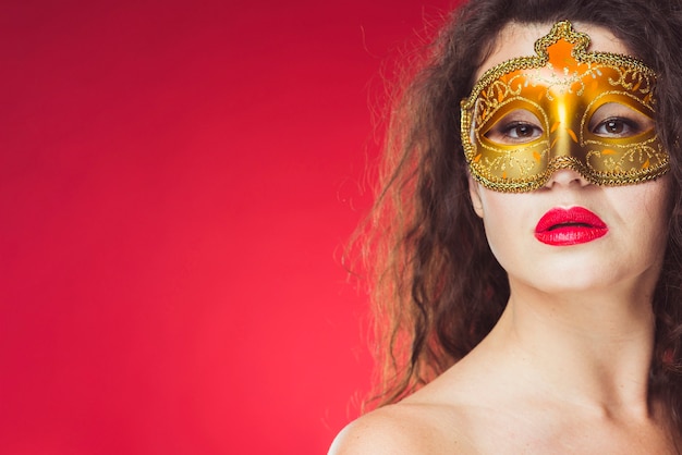Sensuale donna in maschera d&#39;oro