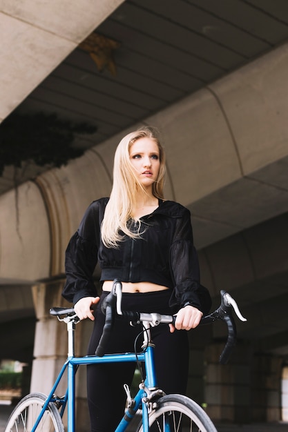 Sensuale donna vicino alla bicicletta