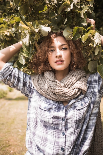 Sensuale giovane donna sotto l&#39;albero