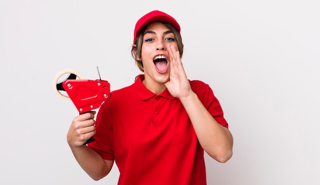 Sentendosi felice dando un grande grido con le mani vicino alla bocca