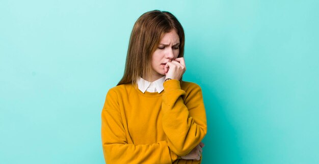 Sentendosi serio, pensieroso e preoccupato, lo sguardo fisso di lato con la mano premuta contro il mento