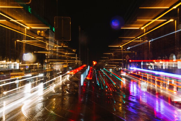 Sentieri di luci per auto in strada