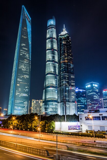 Sentieri leggeri sullo sfondo moderno dell&#39;edificio nella porcellana di shanghai