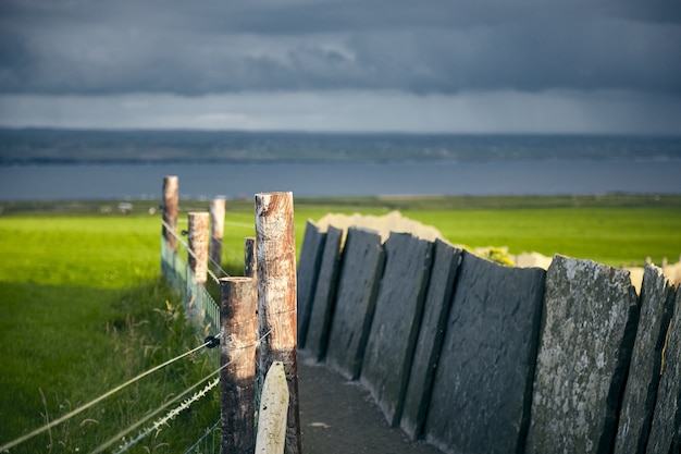 Sentiero bellissimo scenario delle scogliere di Moher