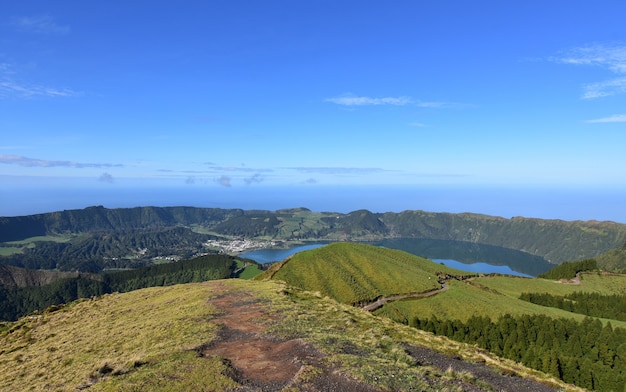 Sentiero escursionistico intorno al bordo della caldera di Sete Cidades nelle Azzorre.