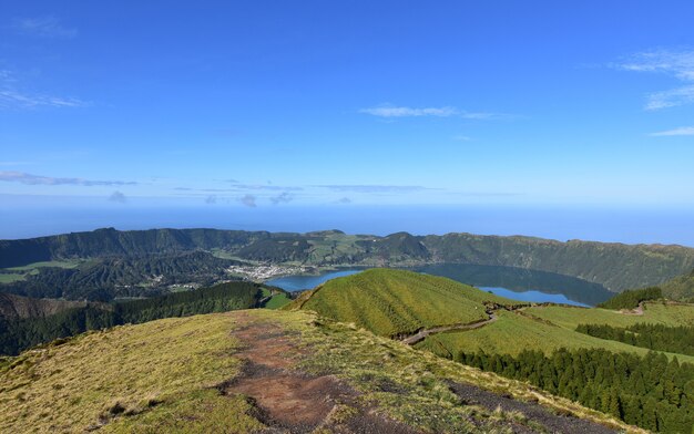 Sentiero escursionistico intorno al bordo della caldera di Sete Cidades nelle Azzorre.