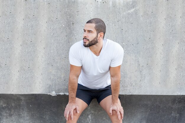 Serio Forte Atleta Handsome Appoggiarsi Sul Muro