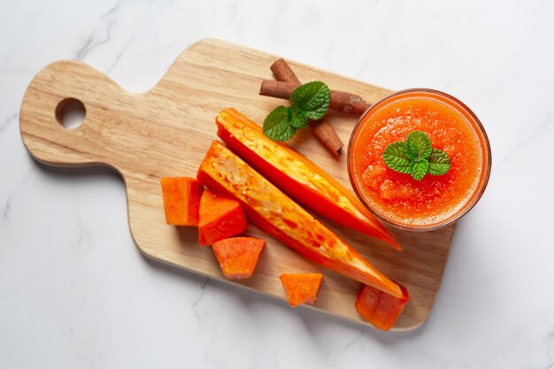 Servire il succo di papaya con la papaya fresca tritata