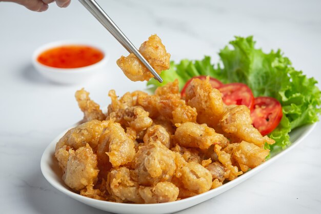 Servire il tendine di pollo fritto con salsa