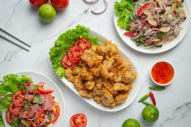 Servire il tendine di pollo fritto con salsa