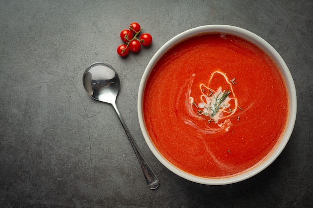 Servire la zuppa calda di pomodoro in una terrina