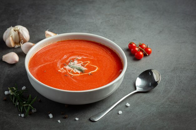 Servire la zuppa calda di pomodoro in una terrina