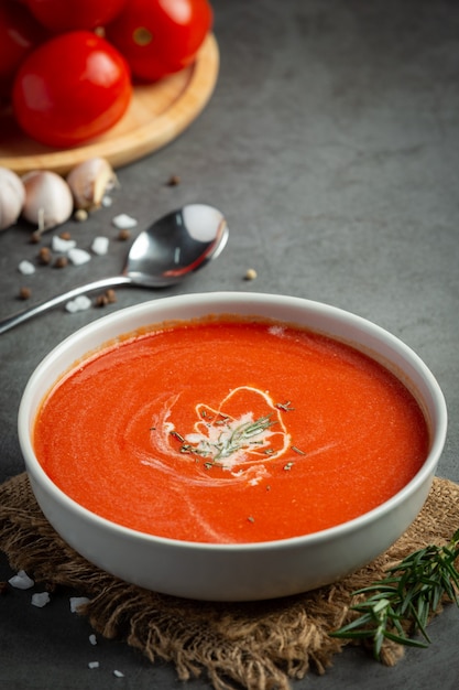 Servire la zuppa calda di pomodoro in una terrina