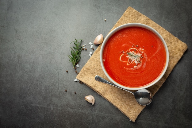 Servire la zuppa calda di pomodoro in una terrina