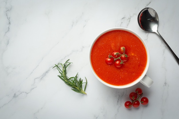 Servire la zuppa calda di pomodoro in una terrina